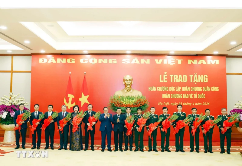 Trao Huân chương cao quý tặng các lãnh đạo Đảng, Nhà nước và cán bộ cấp cao Trao Huân chương cao quý tặng các lãnh đạo Đảng, Nhà nước và cán bộ cấp cao
