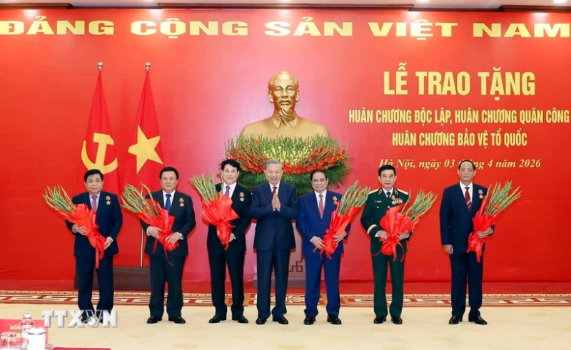 Trao Huân chương cao quý tặng các lãnh đạo Đảng, Nhà nước và cán bộ cấp cao Trao Huân chương cao quý tặng các lãnh đạo Đảng, Nhà nước và cán bộ cấp cao