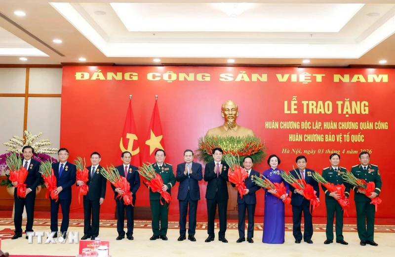 Trao Huân chương cao quý tặng các lãnh đạo Đảng, Nhà nước và cán bộ cấp cao Trao Huân chương cao quý tặng các lãnh đạo Đảng, Nhà nước và cán bộ cấp cao