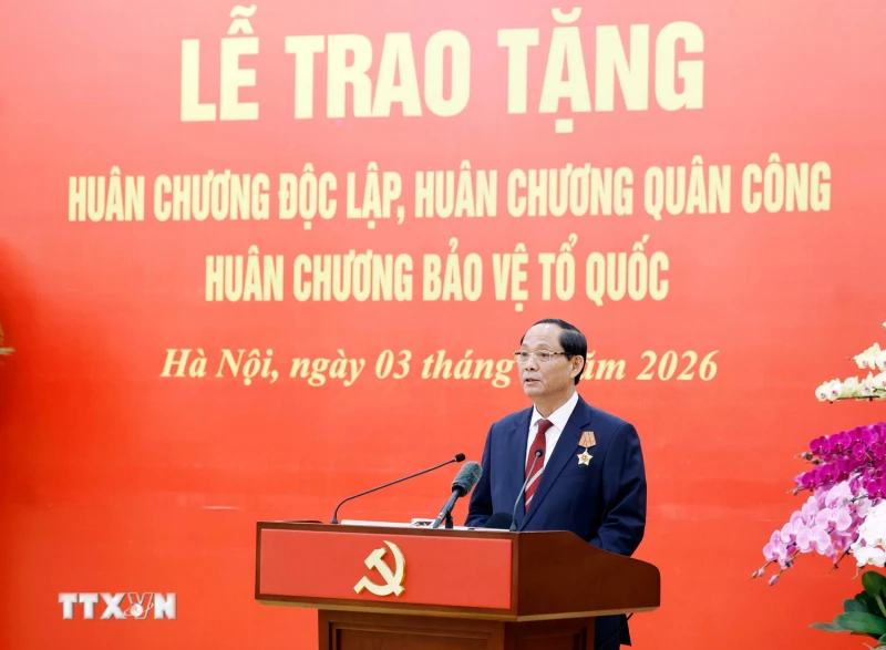 Trao Huân chương cao quý tặng các lãnh đạo Đảng, Nhà nước và cán bộ cấp cao Trao Huân chương cao quý tặng các lãnh đạo Đảng, Nhà nước và cán bộ cấp cao