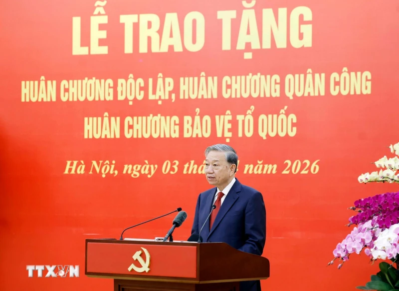 Trao Huân chương cao quý tặng các lãnh đạo Đảng, Nhà nước và cán bộ cấp cao Trao Huân chương cao quý tặng các lãnh đạo Đảng, Nhà nước và cán bộ cấp cao