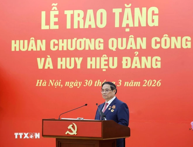 Trao Huân chương Quân công tặng các đồng chí lãnh đạo, nguyên lãnh đạo Trao Huân chương Quân công tặng các đồng chí lãnh đạo, nguyên lãnh đạo