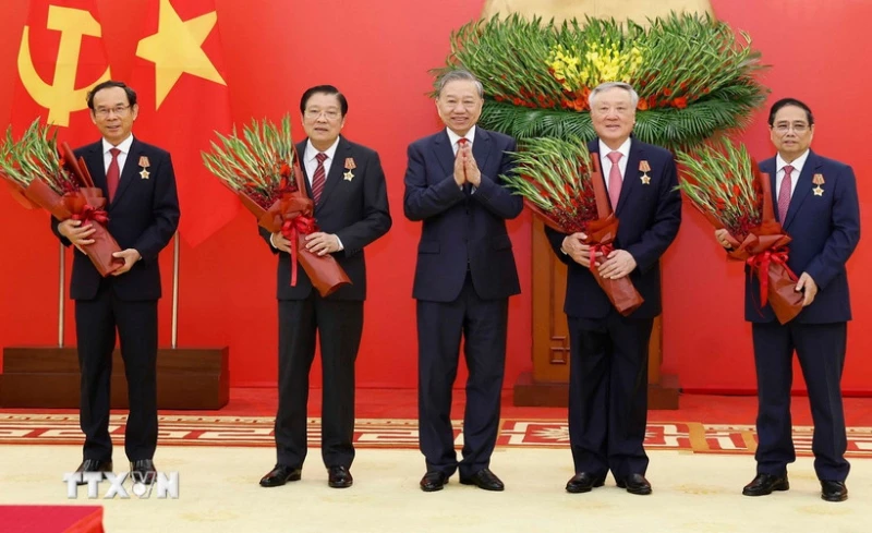Trao Huân chương Quân công tặng các đồng chí lãnh đạo, nguyên lãnh đạo Trao Huân chương Quân công tặng các đồng chí lãnh đạo, nguyên lãnh đạo