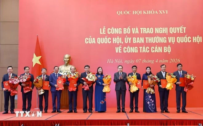 Trao Nghị quyết của Quốc hội, Ủy ban Thường vụ Quốc hội về công tác cán bộ Trao Nghị quyết của Quốc hội, Ủy ban Thường vụ Quốc hội về công tác cán bộ