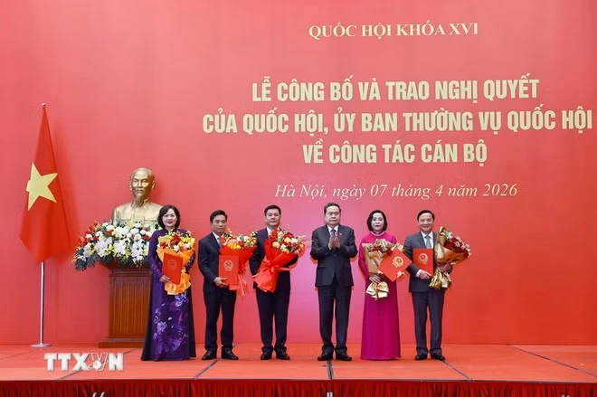Trao Nghị quyết của Quốc hội, Ủy ban Thường vụ Quốc hội về công tác cán bộ Trao Nghị quyết của Quốc hội, Ủy ban Thường vụ Quốc hội về công tác cán bộ
