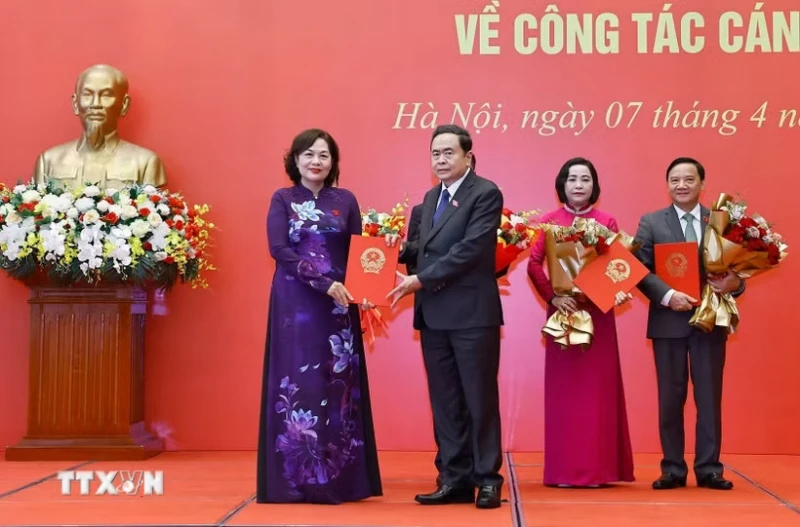 Trao Nghị quyết của Quốc hội, Ủy ban Thường vụ Quốc hội về công tác cán bộ Trao Nghị quyết của Quốc hội, Ủy ban Thường vụ Quốc hội về công tác cán bộ