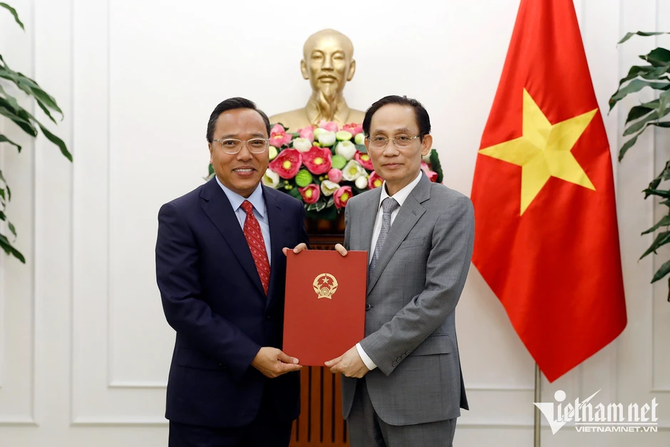 Trao quyết định bổ nhiệm 2 Thứ trưởng Bộ Ngoại giao Trao quyết định bổ nhiệm 2 Thứ trưởng Bộ Ngoại giao