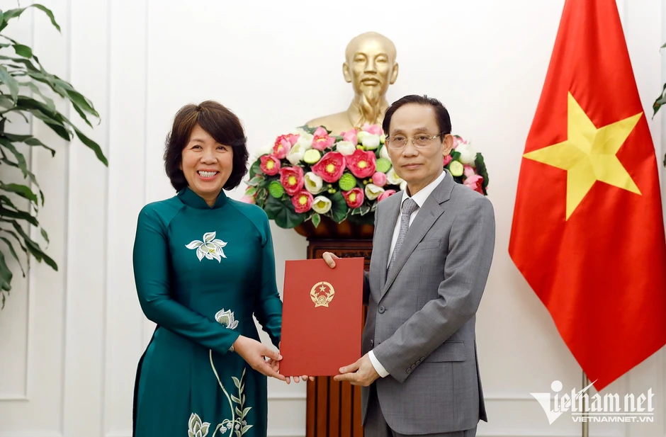 Trao quyết định bổ nhiệm 2 Thứ trưởng Bộ Ngoại giao Trao quyết định bổ nhiệm 2 Thứ trưởng Bộ Ngoại giao
