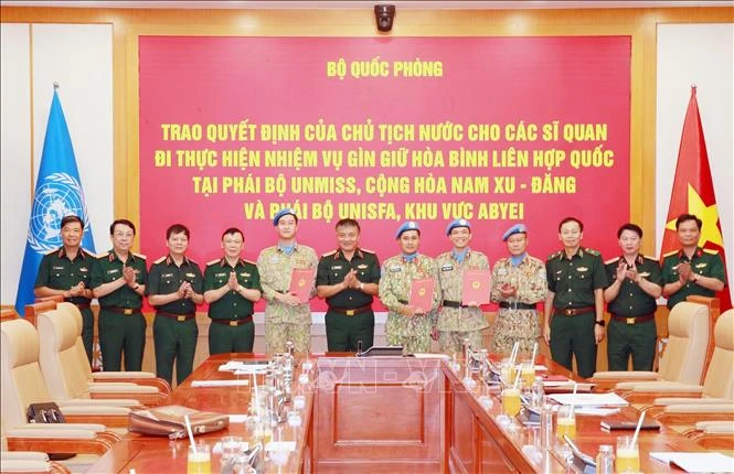 Trao Quyết định của Chủ tịch nước cho ba sĩ quan đi thực hiện nhiệm vụ gìn giữ hòa bình Liên hợp quốc Trao Quyết định của Chủ tịch nước cho ba sĩ quan đi thực hiện nhiệm vụ gìn giữ hòa bình Liên hợp quốc