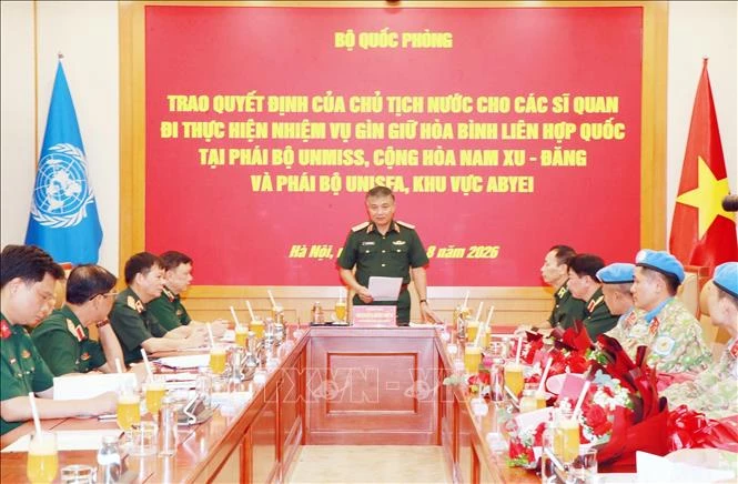 Trao Quyết định của Chủ tịch nước cho ba sĩ quan đi thực hiện nhiệm vụ gìn giữ hòa bình Liên hợp quốc Trao Quyết định của Chủ tịch nước cho ba sĩ quan đi thực hiện nhiệm vụ gìn giữ hòa bình Liên hợp quốc