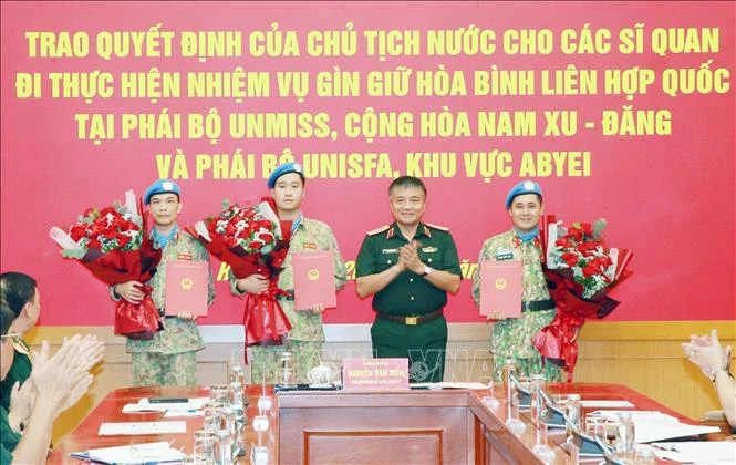 Trao Quyết định của Chủ tịch nước cho ba sĩ quan đi thực hiện nhiệm vụ gìn giữ hòa bình Liên hợp quốc Trao Quyết định của Chủ tịch nước cho ba sĩ quan đi thực hiện nhiệm vụ gìn giữ hòa bình Liên hợp quốc