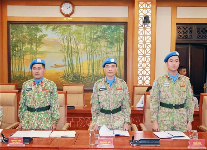 Trao Quyết định của Chủ tịch nước cho ba sĩ quan đi thực hiện nhiệm vụ gìn giữ hòa bình Liên hợp quốc Trao Quyết định của Chủ tịch nước cho ba sĩ quan đi thực hiện nhiệm vụ gìn giữ hòa bình Liên hợp quốc