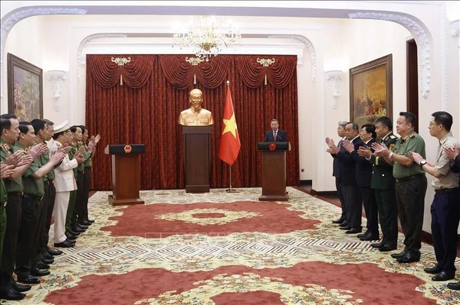 Trao quyết định thăng quân hàm Thượng tướng cho đồng chí Đặng Hồng Đức