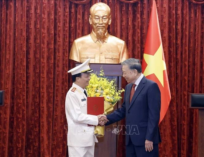 Trao quyết định thăng quân hàm Thượng tướng cho đồng chí Đặng Hồng Đức