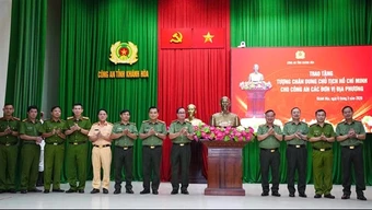 Trao tặng Công an các đơn vị, địa phương ở Khánh Hòa 100 tượng chân dung Chủ tịch Hồ Chí Minh