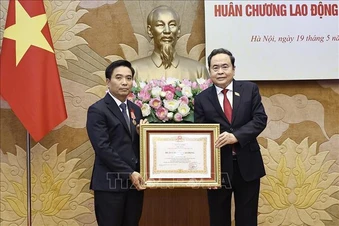 Trao tặng Huân chương Lao động hạng Nhất cho Phó Chủ tịch Quốc hội Nguyễn Doãn Anh