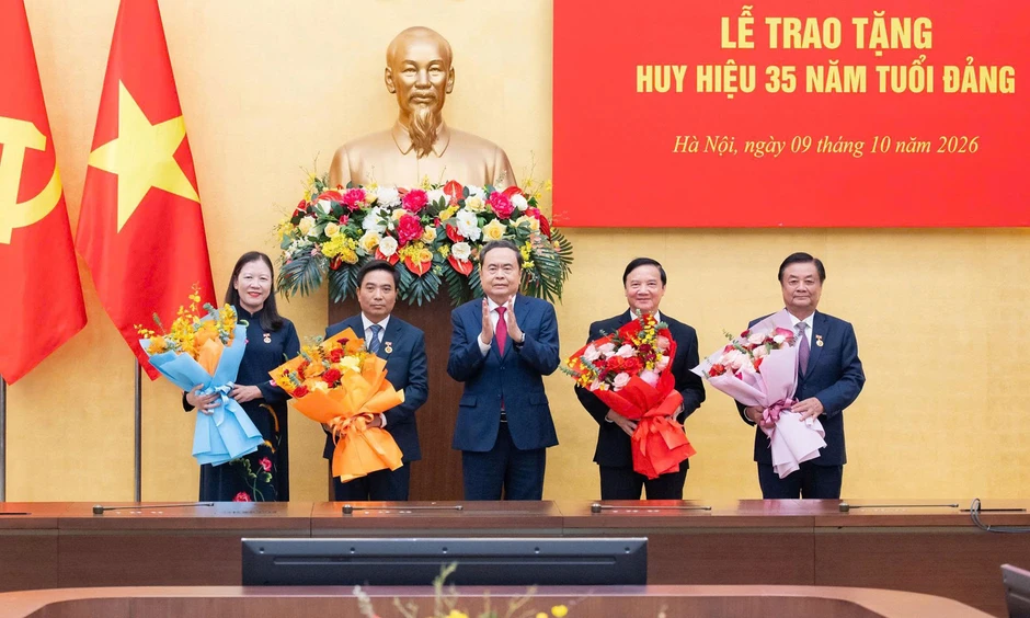 Trao tặng Huy hiệu 35 năm tuổi Đảng tặng các lãnh đạo, nguyên lãnh đạo Quốc hội