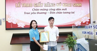 Trẻ đăng ký khai sinh trực tuyến đúng hạn ở xã Thái Mỹ được nhận quà và thư chúc mừng