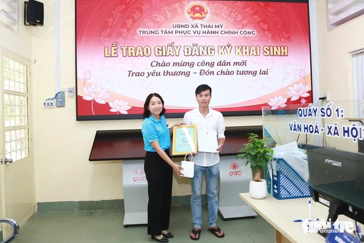 Trẻ đăng ký khai sinh trực tuyến đúng hạn ở xã Thái Mỹ được nhận quà và thư chúc mừng Trẻ đăng ký khai sinh trực tuyến đúng hạn ở xã Thái Mỹ được nhận quà và thư chúc mừng