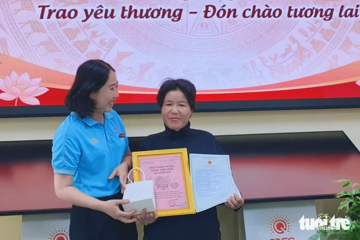 Trẻ đăng ký khai sinh trực tuyến đúng hạn ở xã Thái Mỹ được nhận quà và thư chúc mừng Trẻ đăng ký khai sinh trực tuyến đúng hạn ở xã Thái Mỹ được nhận quà và thư chúc mừng