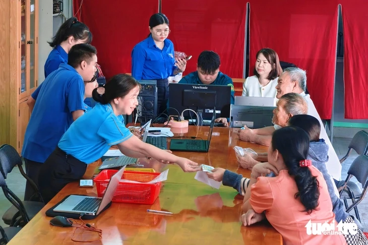 Trẻ đăng ký khai sinh trực tuyến đúng hạn ở xã Thái Mỹ được nhận quà và thư chúc mừng Trẻ đăng ký khai sinh trực tuyến đúng hạn ở xã Thái Mỹ được nhận quà và thư chúc mừng
