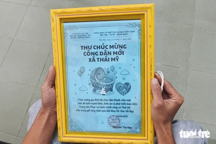 Trẻ đăng ký khai sinh trực tuyến đúng hạn ở xã Thái Mỹ được nhận quà và thư chúc mừng Trẻ đăng ký khai sinh trực tuyến đúng hạn ở xã Thái Mỹ được nhận quà và thư chúc mừng