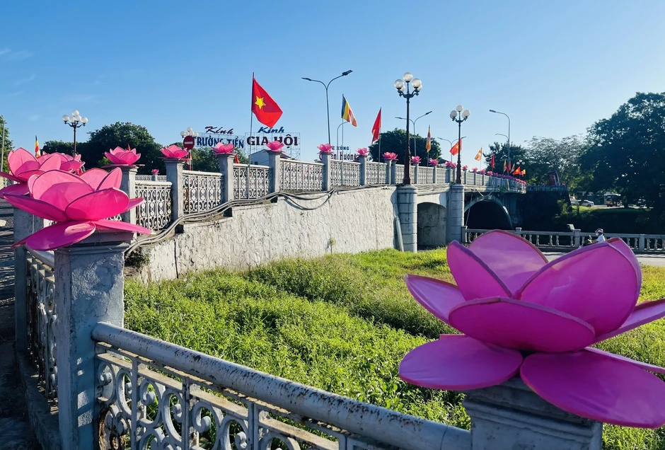 Treo cờ khổng lồ bên sông Hương đón mừng đại lễ Phật đản Treo cờ khổng lồ bên sông Hương đón mừng đại lễ Phật đản