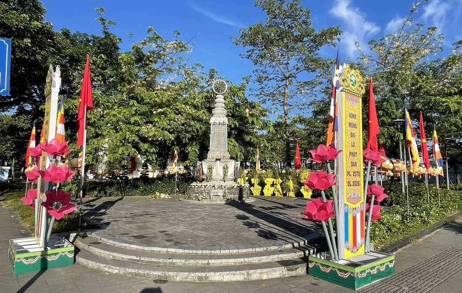 Treo cờ khổng lồ bên sông Hương đón mừng đại lễ Phật đản Treo cờ khổng lồ bên sông Hương đón mừng đại lễ Phật đản