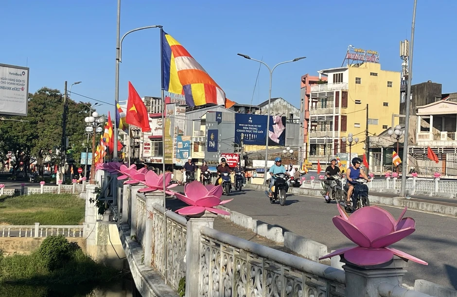 Treo cờ khổng lồ bên sông Hương đón mừng đại lễ Phật đản Treo cờ khổng lồ bên sông Hương đón mừng đại lễ Phật đản