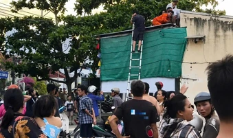Trèo lên mái nhà lấy bóng, nam sinh lớp 6 bị điện giật tử vong