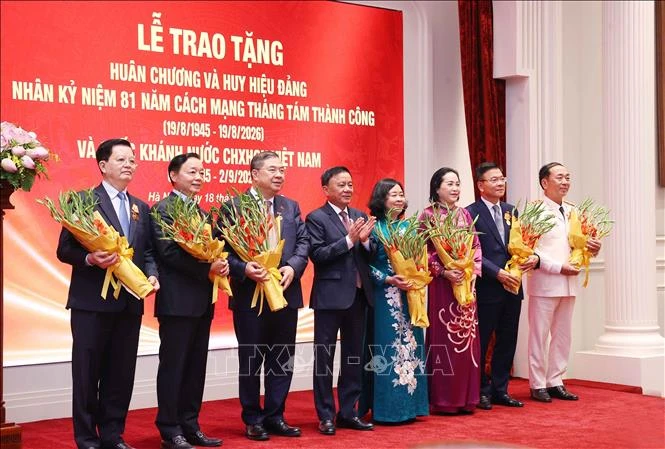 Tri ân các đồng chí Ủy viên Bộ Chính trị, Ủy viên Ban Bí thư các thời kỳ Tri ân các đồng chí Ủy viên Bộ Chính trị, Ủy viên Ban Bí thư các thời kỳ