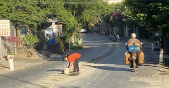 Trích xuất camera, tìm thủ phạm làm rơi vãi bê tông tươi trên đường