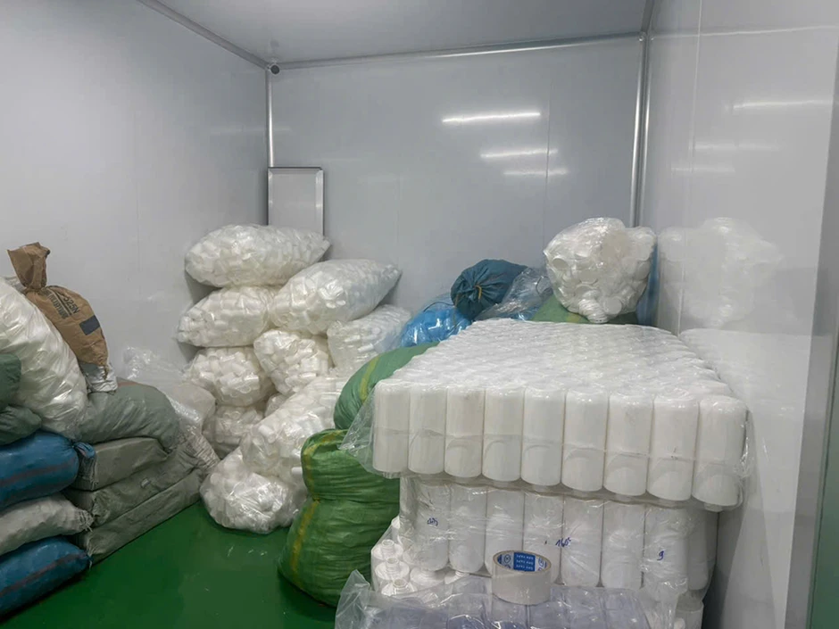 Triệt phá 'công xưởng' kem trộn gắn mác Mỹ, Thái Lan quy mô lớn ở TPHCM Triệt phá 'công xưởng' kem trộn gắn mác Mỹ, Thái Lan quy mô lớn ở TPHCM