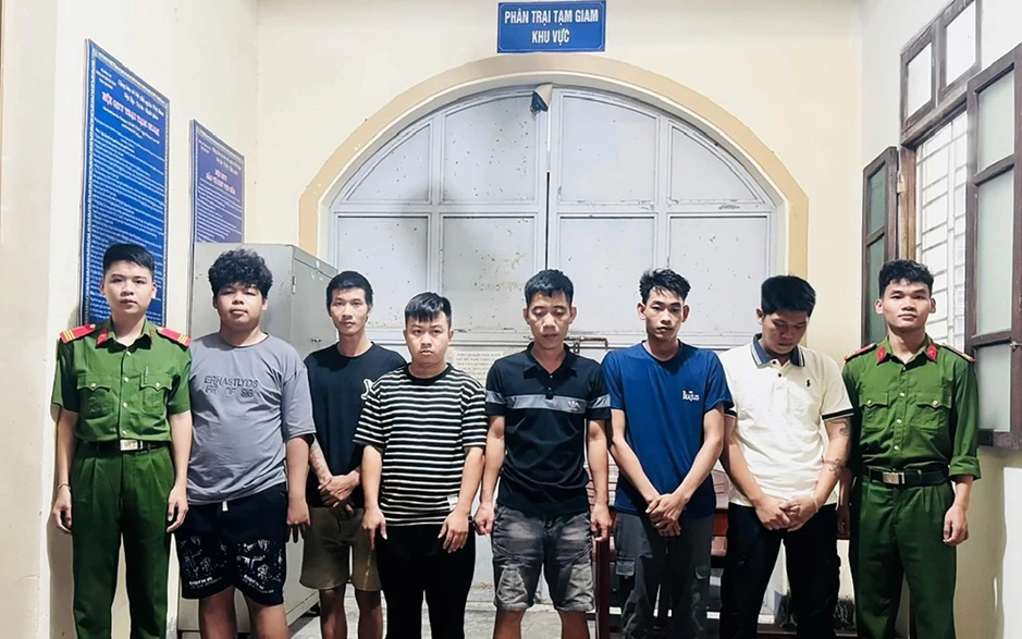 Triệt phá đường dây bán ma túy 'cỏ' cho công nhân, học sinh, phát sinh hơn 9.000 giao dịch Triệt phá đường dây bán ma túy 'cỏ' cho công nhân, học sinh, phát sinh hơn 9.000 giao dịch