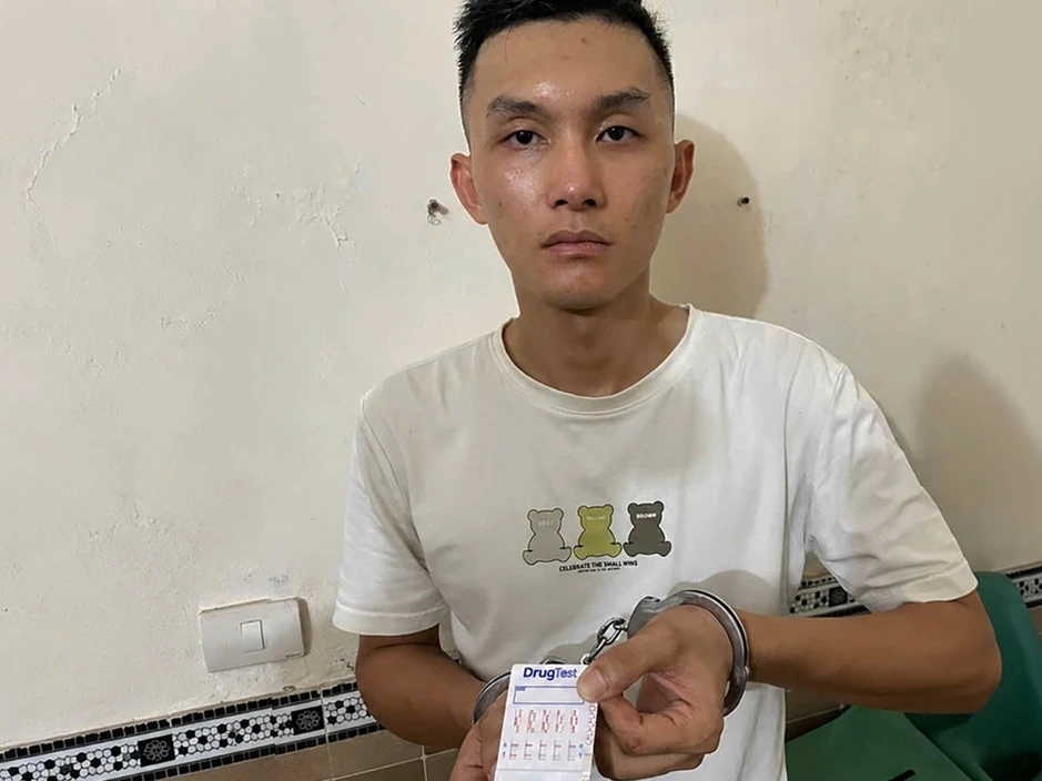 Triệt phá đường dây bán ma túy 'cỏ' cho công nhân, học sinh, phát sinh hơn 9.000 giao dịch Triệt phá đường dây bán ma túy 'cỏ' cho công nhân, học sinh, phát sinh hơn 9.000 giao dịch