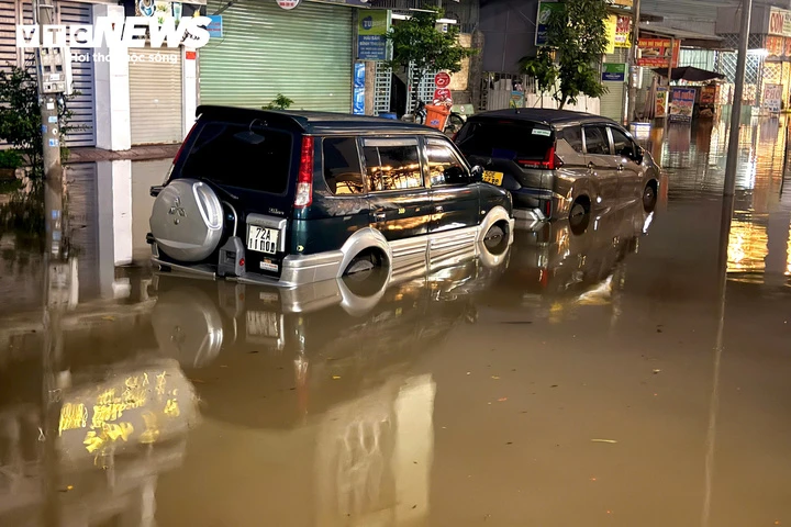 Triều cường dâng cao lúc rạng sáng, hàng loạt ô tô ở TP.HCM chìm trong biển nước Triều cường dâng cao lúc rạng sáng, hàng loạt ô tô ở TP.HCM chìm trong biển nước