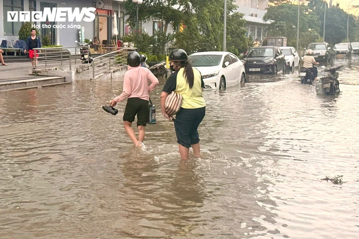Triều cường dâng cao lúc rạng sáng, hàng loạt ô tô ở TP.HCM chìm trong biển nước Triều cường dâng cao lúc rạng sáng, hàng loạt ô tô ở TP.HCM chìm trong biển nước