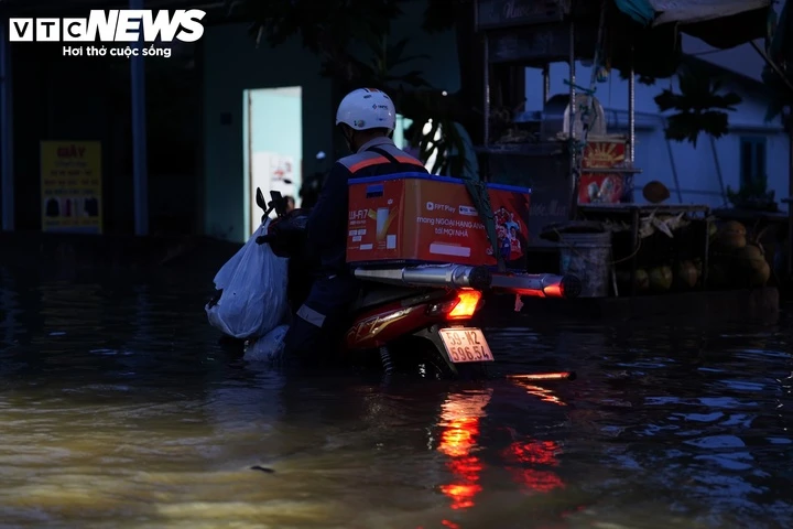 Triều cường sông Sài Gòn vượt đỉnh lịch sử, nhiều tuyến phố ngập sâu Triều cường sông Sài Gòn vượt đỉnh lịch sử, nhiều tuyến phố ngập sâu