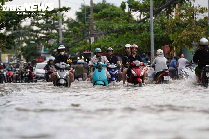 Triều cường sông Sài Gòn vượt đỉnh lịch sử, nhiều tuyến phố ngập sâu Triều cường sông Sài Gòn vượt đỉnh lịch sử, nhiều tuyến phố ngập sâu
