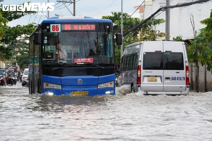 Triều cường sông Sài Gòn vượt đỉnh lịch sử, nhiều tuyến phố ngập sâu Triều cường sông Sài Gòn vượt đỉnh lịch sử, nhiều tuyến phố ngập sâu