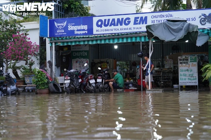 Triều cường sông Sài Gòn vượt đỉnh lịch sử, nhiều tuyến phố ngập sâu Triều cường sông Sài Gòn vượt đỉnh lịch sử, nhiều tuyến phố ngập sâu