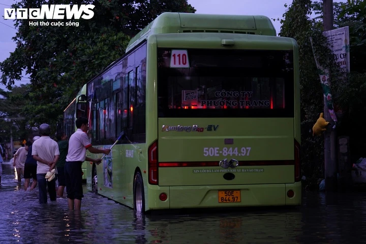 Triều cường sông Sài Gòn vượt đỉnh lịch sử, nhiều tuyến phố ngập sâu Triều cường sông Sài Gòn vượt đỉnh lịch sử, nhiều tuyến phố ngập sâu