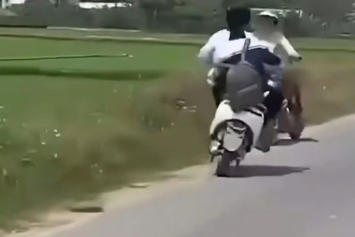 Triệu tập hai thiếu niên lạng lách gây tai nạn cho phụ nữ ven đường Triệu tập hai thiếu niên lạng lách gây tai nạn cho phụ nữ ven đường