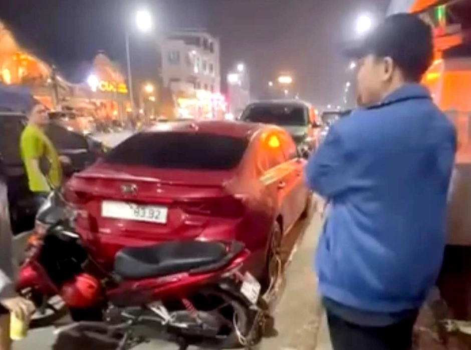 Triệu tập người phụ nữ khóa bánh ô tô đỗ ở lề đường Triệu tập người phụ nữ khóa bánh ô tô đỗ ở lề đường