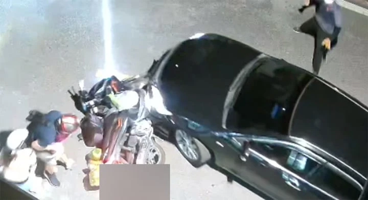 Triệu tập tài xế ô tô lấn làn tông xe máy chở 2 trẻ nhỏ rồi bỏ chạy ở Hải Phòng Triệu tập tài xế ô tô lấn làn tông xe máy chở 2 trẻ nhỏ rồi bỏ chạy ở Hải Phòng