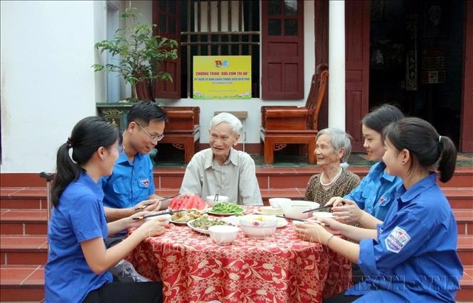 Trình Chủ tịch nước tặng quà cho người có công nhân dịp kỷ niệm 79 năm ngày Thương binh - Liệt sĩ
