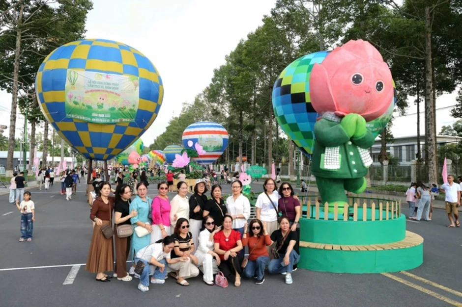 Trình diễn khinh khí cầu, diễu hành áo dài tại lễ hội Sen Đồng Tháp Trình diễn khinh khí cầu, diễu hành áo dài tại lễ hội Sen Đồng Tháp