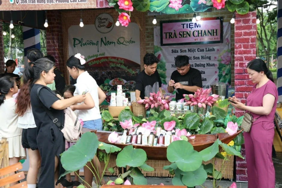 Trình diễn khinh khí cầu, diễu hành áo dài tại lễ hội Sen Đồng Tháp Trình diễn khinh khí cầu, diễu hành áo dài tại lễ hội Sen Đồng Tháp