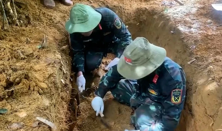 Trong lúc làm rừng, người dân ở Huế phát hiện phần mộ liệt sĩ cùng nhiều di vật Trong lúc làm rừng, người dân ở Huế phát hiện phần mộ liệt sĩ cùng nhiều di vật