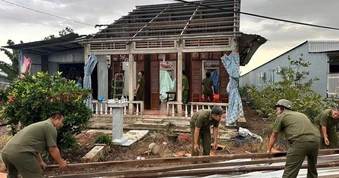 Trụ điện đổ, nhà dân bị tốc mái sau trận mưa kèm lốc xoáy